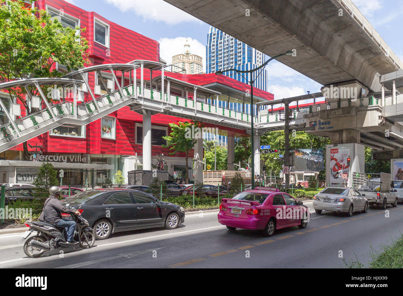 Le Skytrain et passerelle à Bangkok, Thaïlande Banque D'Images