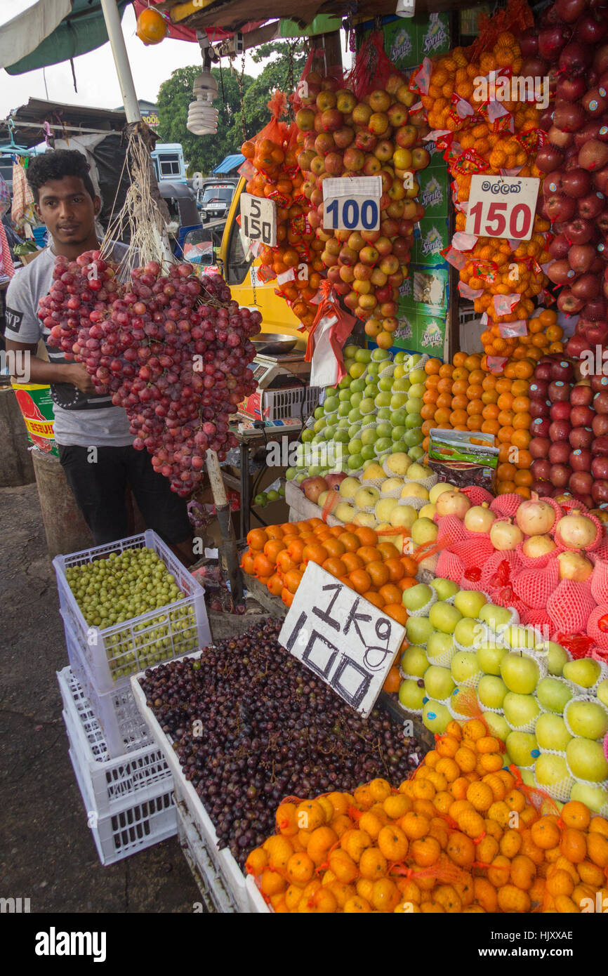 Les clients et fournisseurs sur le marché, Quartier Pettah Manning, Colombo, Sri Lanka Banque D'Images