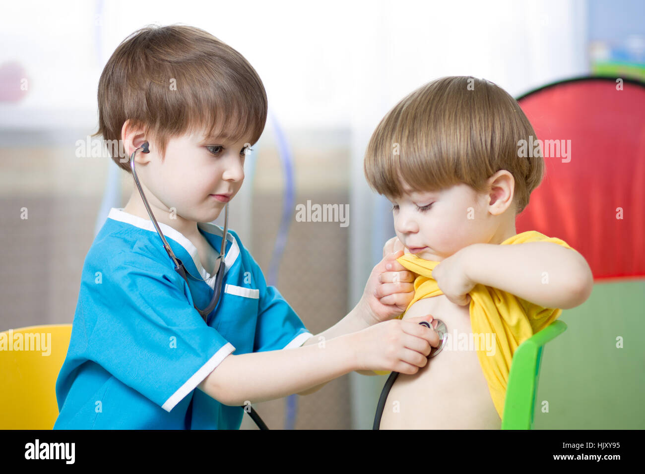 Enfants jouant au médecin ou au jardin de jeux Banque D'Images
