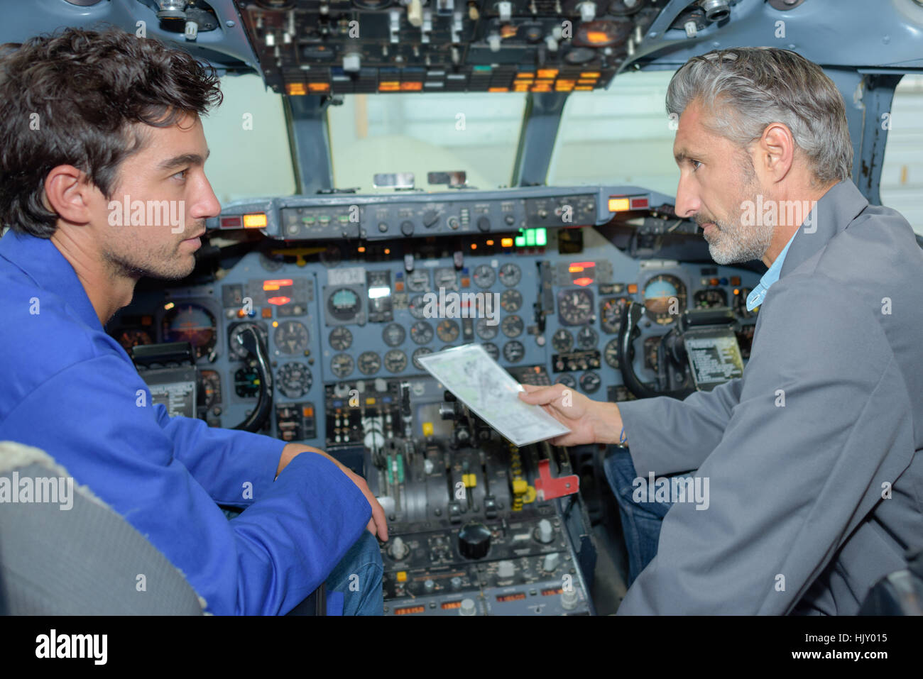 Avec l'instructeur de pilotage en étudiant mâle Banque D'Images