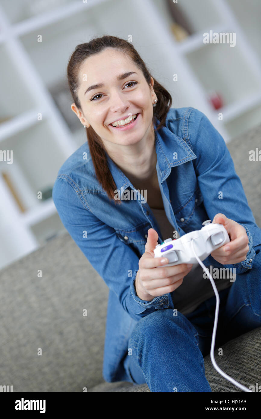 Young woman playing video game Banque D'Images