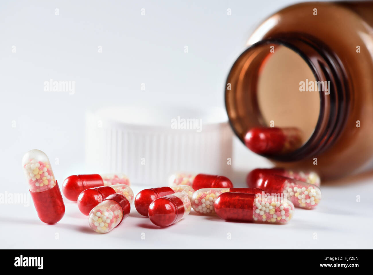 Bouteille de médicament en comprimé. Pilules rouge isolé sur fond blanc Banque D'Images