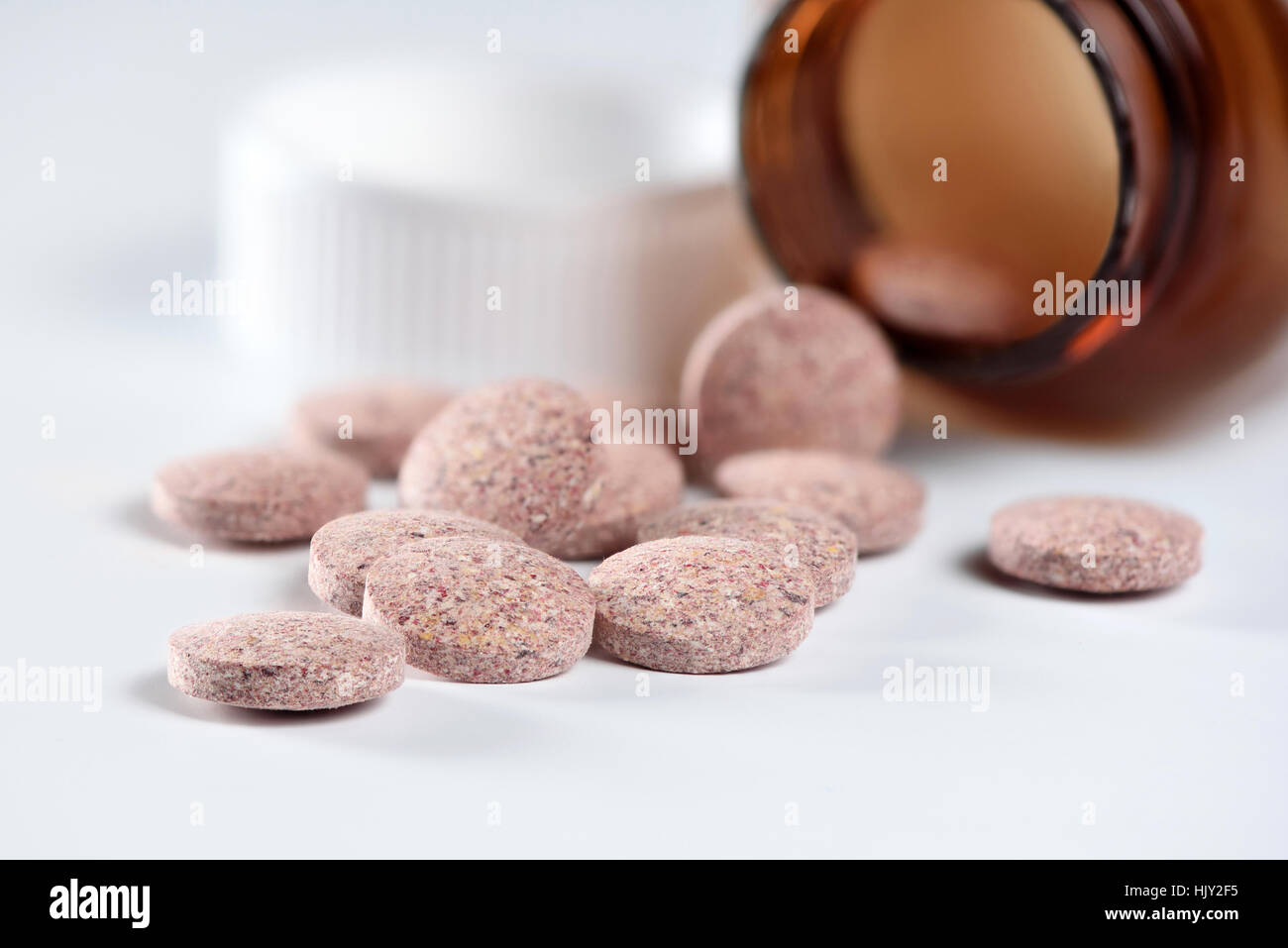 Bouteille de pilules à base de plantes isolées sur fond blanc Banque D'Images