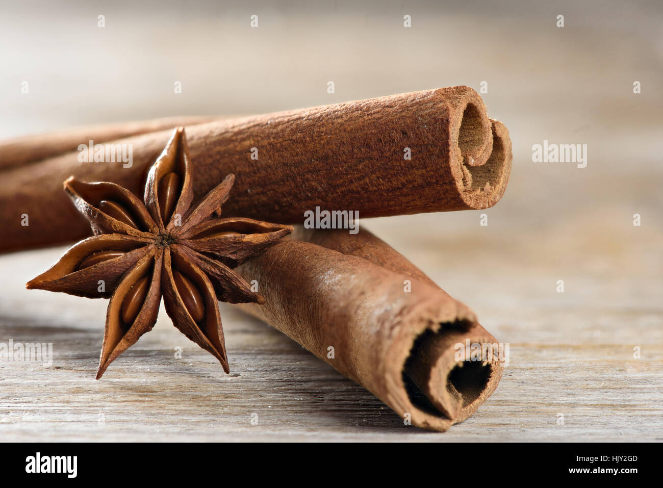 Cinnamomum cassia aussi connu comme le chinois et l'anis étoilé. Macro Banque D'Images