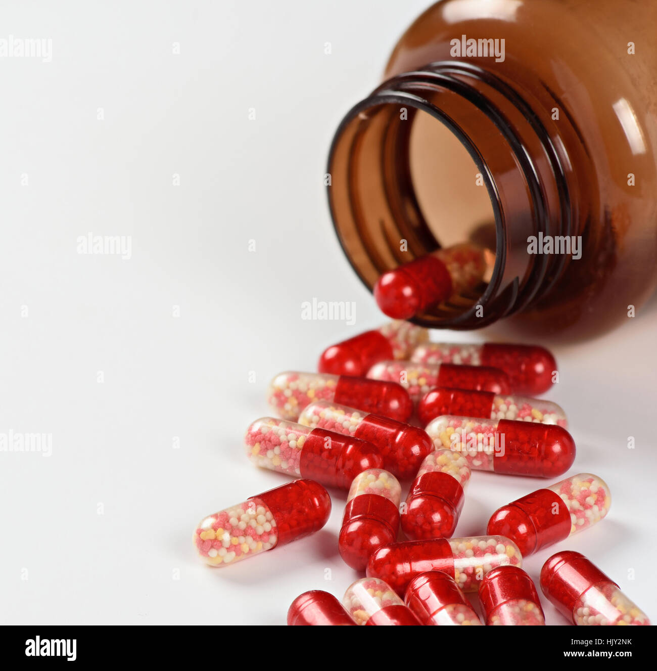 Medical capsules rouges et bouteille close up Banque D'Images