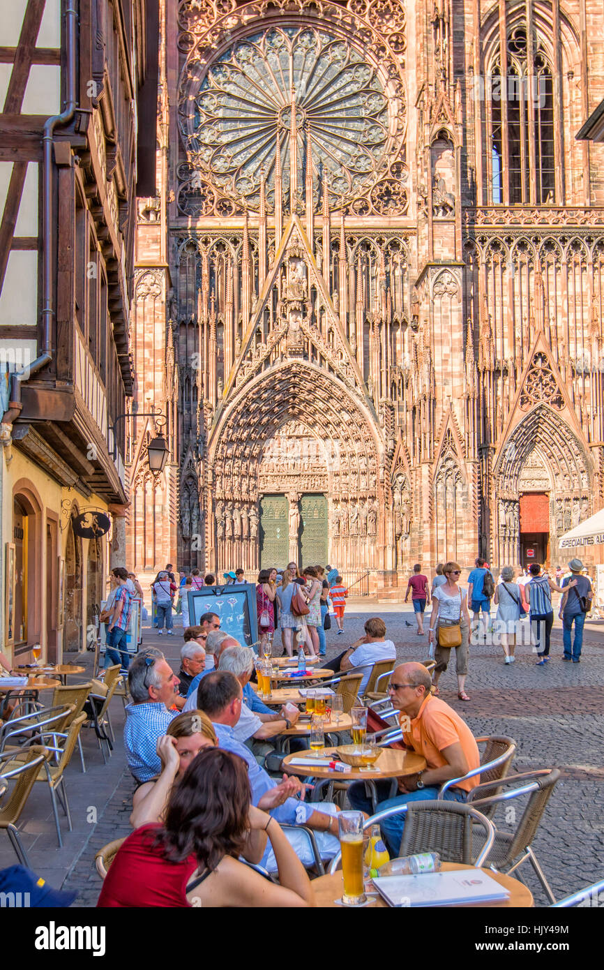 Café et les touristes à la place de la cathédrale à Strasbourg Banque D'Images