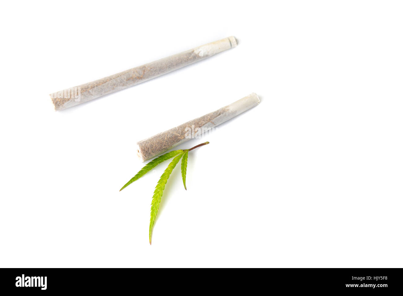 Deux joints de marijuana et feuille sur white Banque D'Images