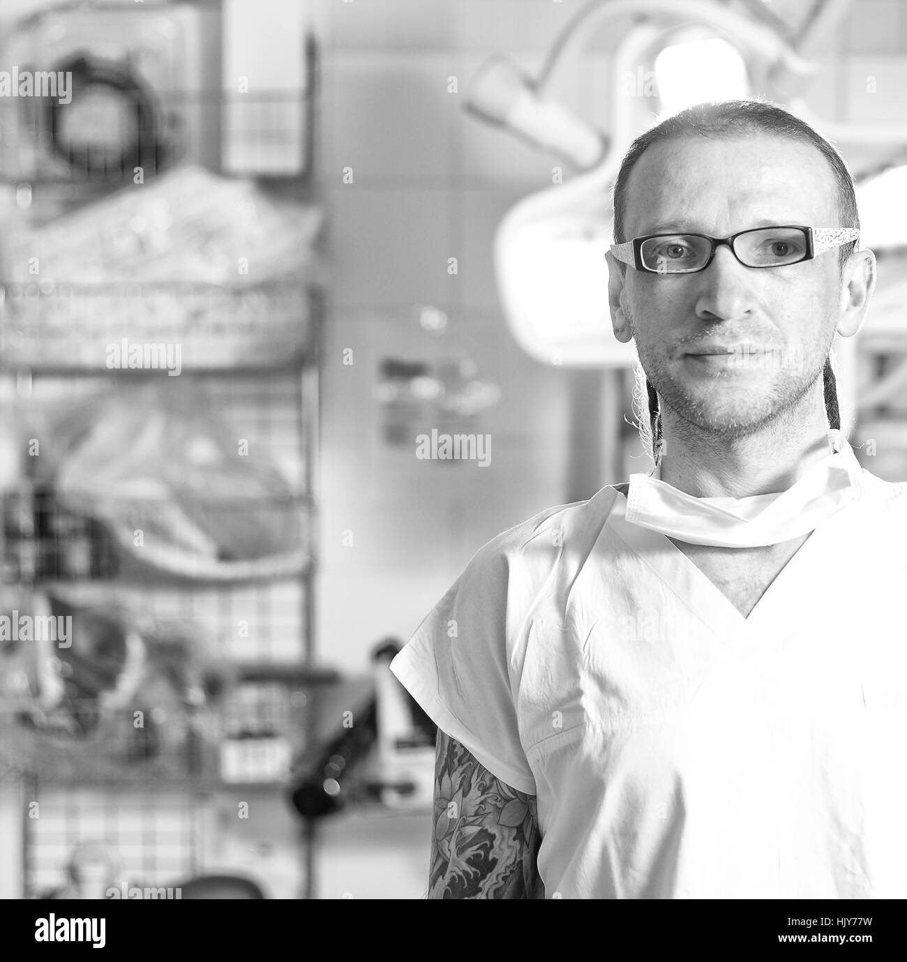 Portrait d'infirmier l'ICU avec dreadlocks et tatouage sur salle d'urgence Banque D'Images