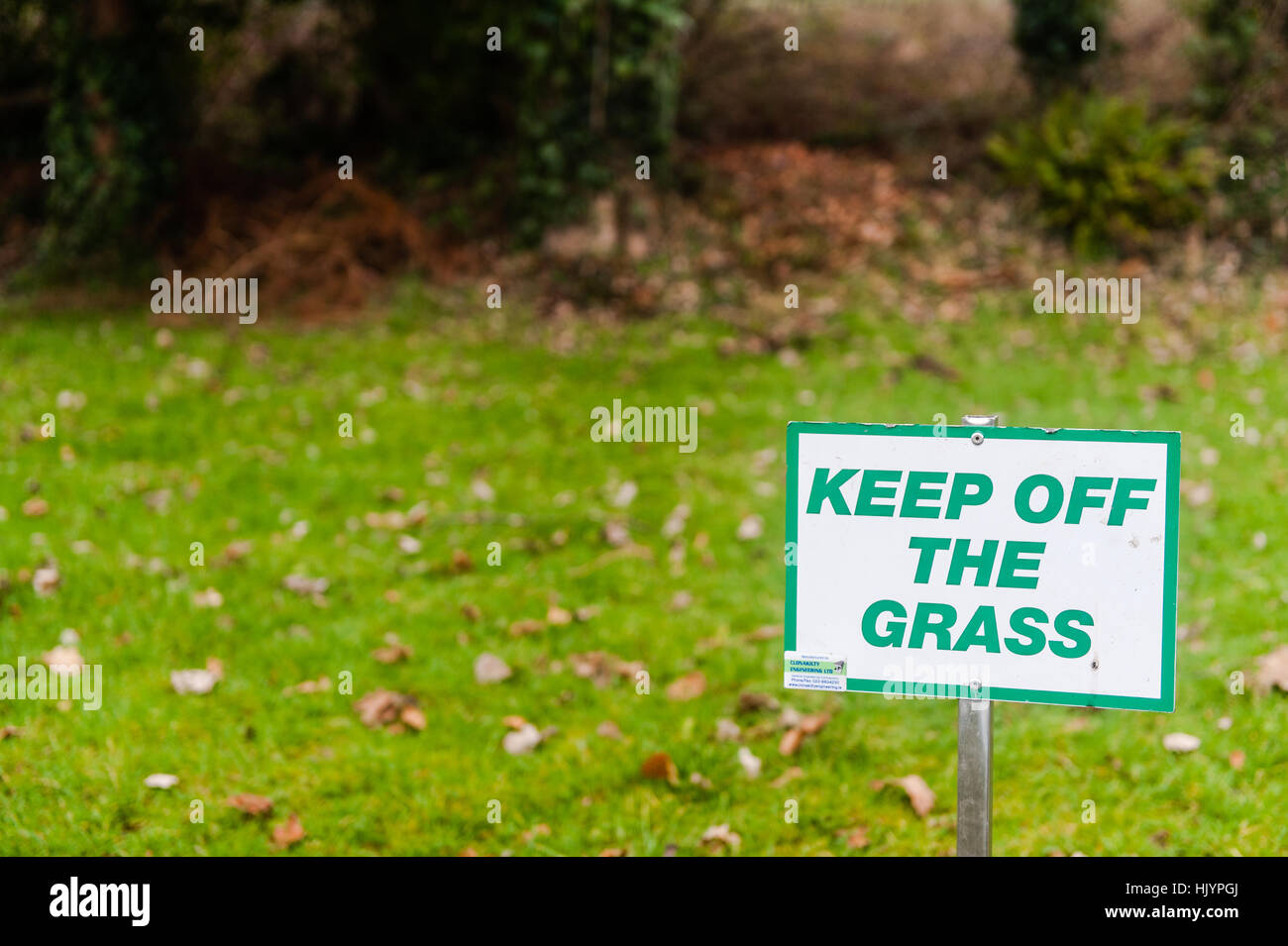 Un 'off' l'herbe signe sur l'herbe avec copie espace. Banque D'Images