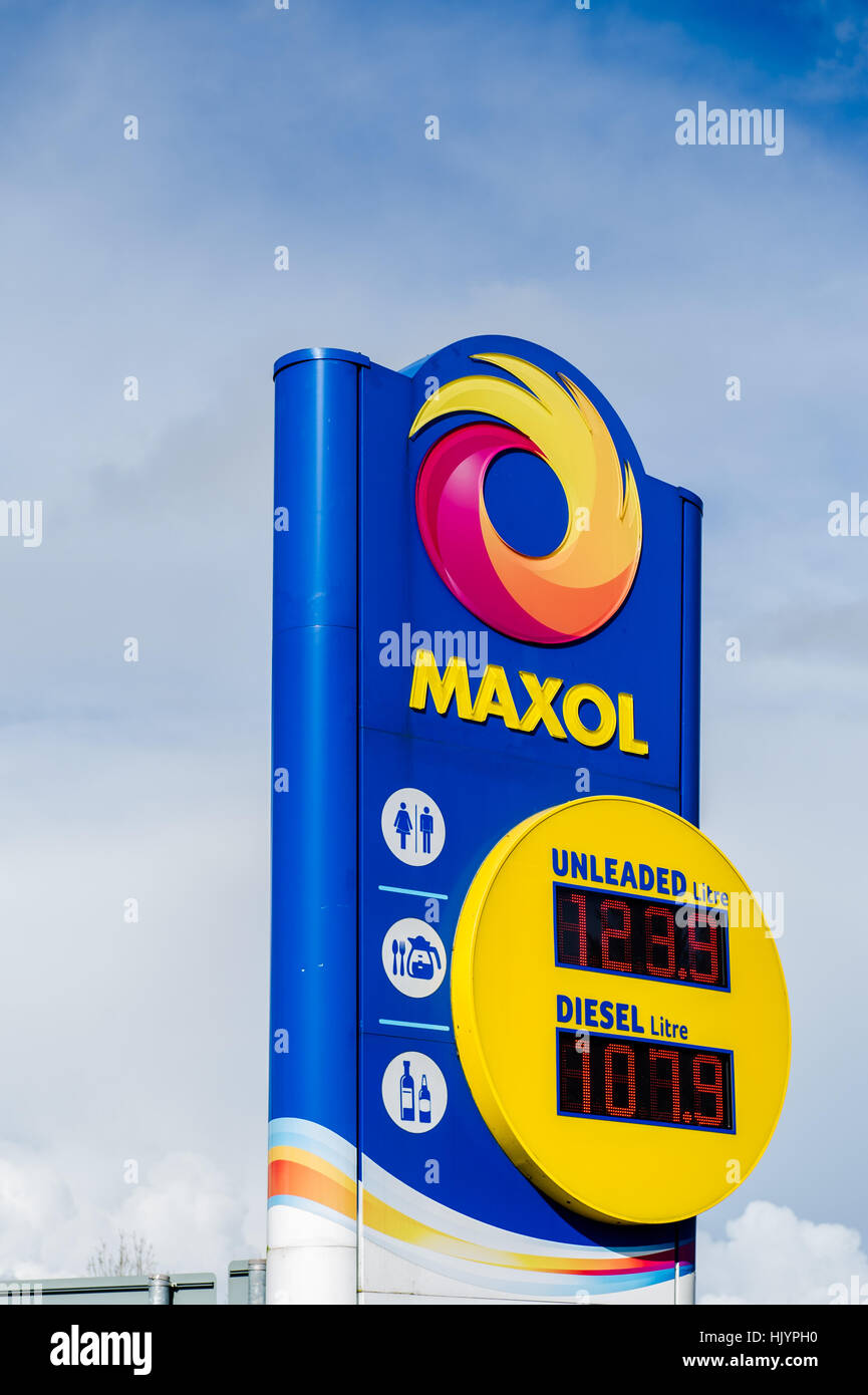 Une station d'essence du support informatique chez Maxol en Irlande signe montrant l'essence et les prix du carburant diesel et des installations de la station sur une journée claire avec l'exemplaire de l'espace. Banque D'Images