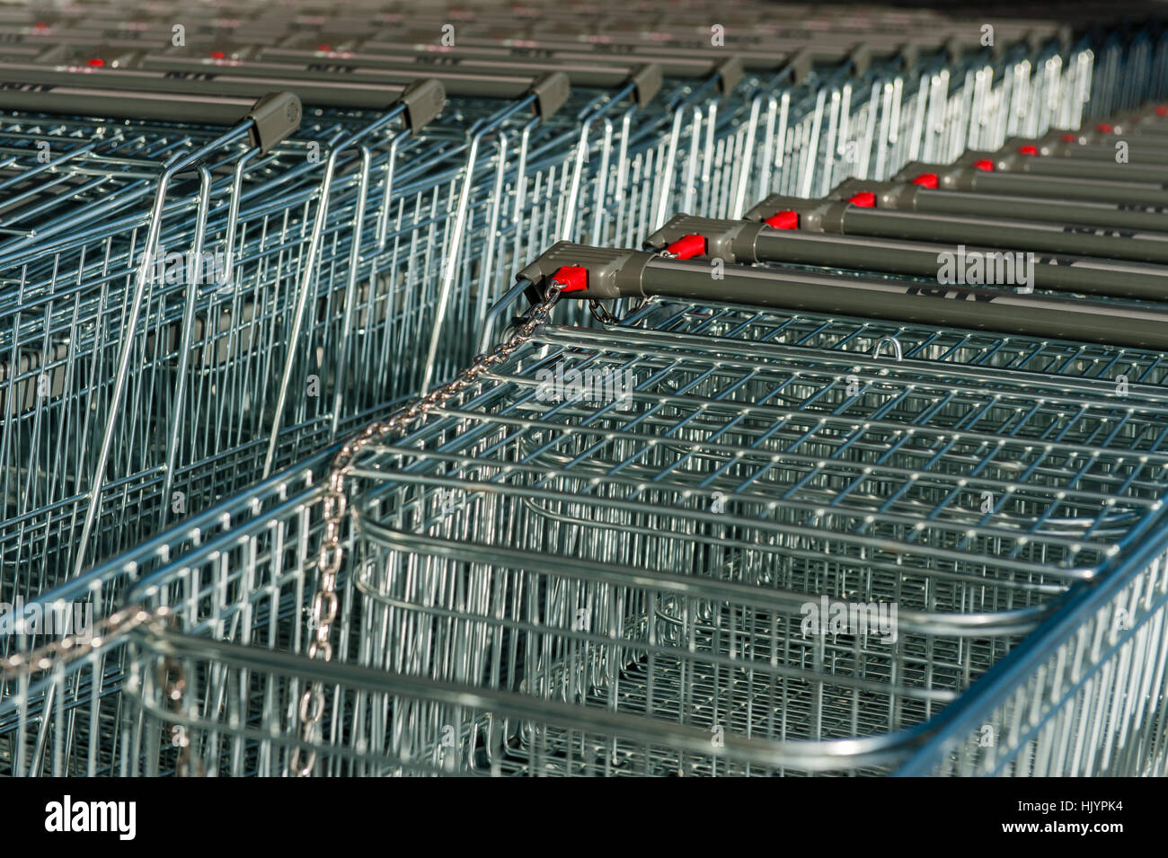 Shopping supermarché trollies alignés à l'extérieur d'un supermarché Banque D'Images