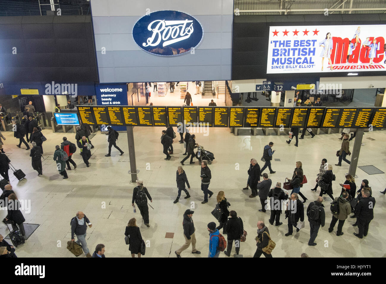 Navetteurs sur le hall de la gare de Waterloo à Londres, Angleterre, Royaume-Uni Banque D'Images