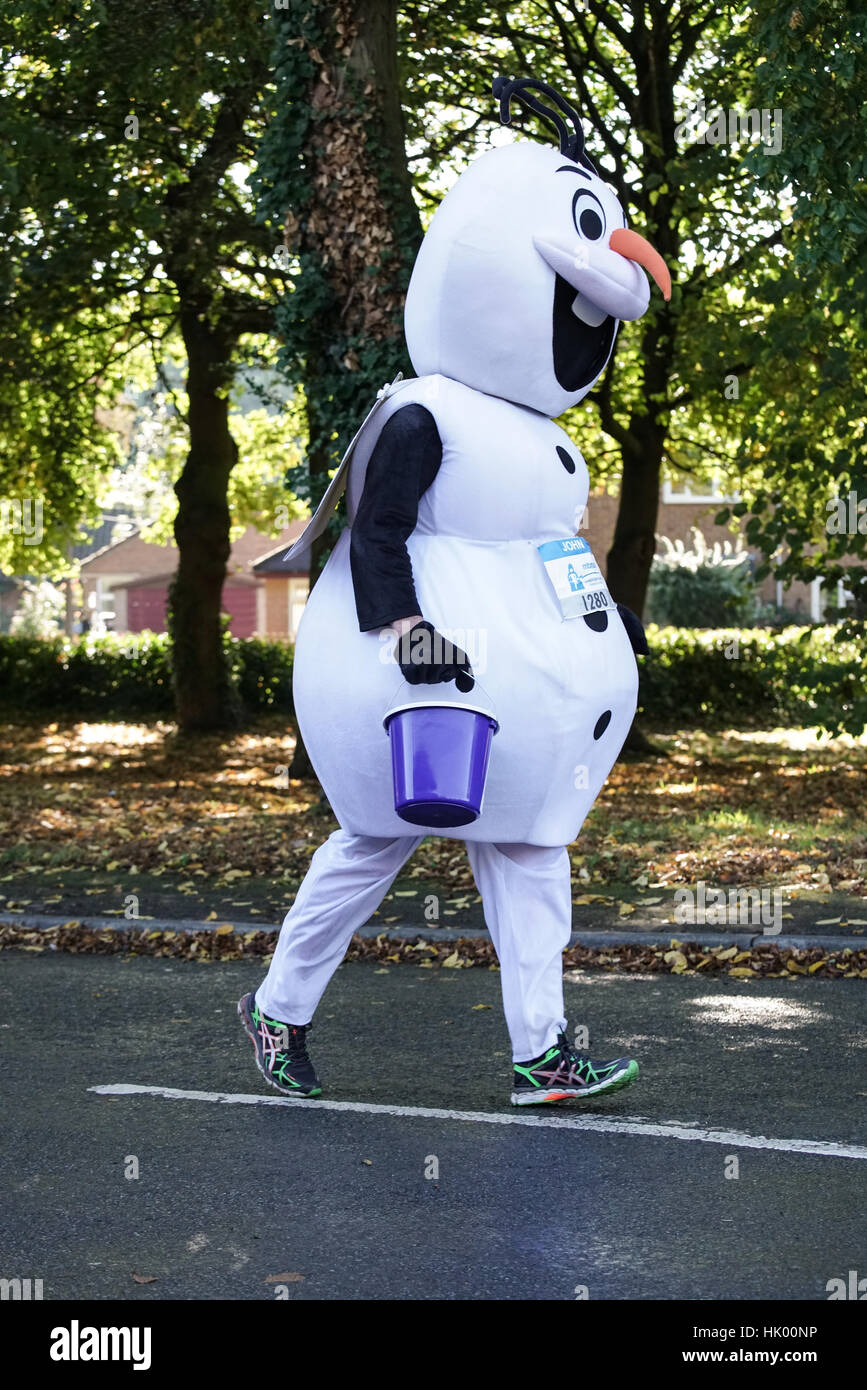 Runner habillé comme l'Olaf de Disney's gelé dans le Marathon de Chester Banque D'Images