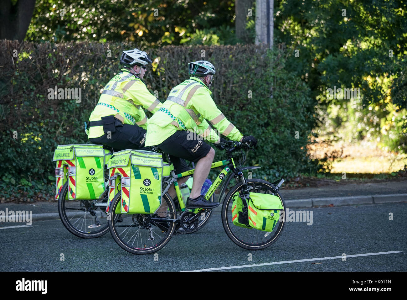 Une paire de St John Ambulance paramedics soutenir le Marathon de Chester sur leur bicyclette Banque D'Images
