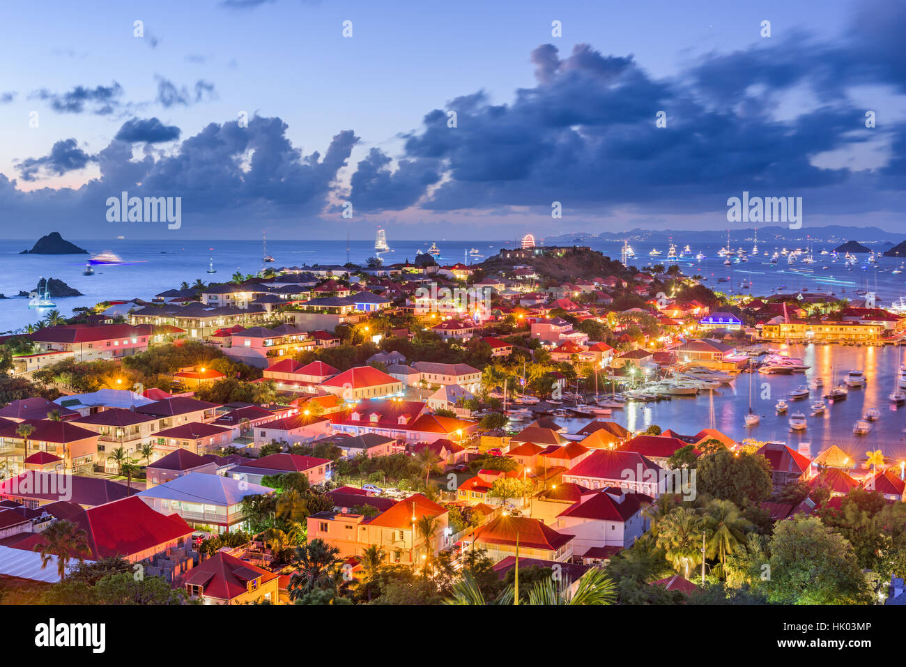 Le port et les toits de Saint Barthelemy dans les Antilles. Banque D'Images