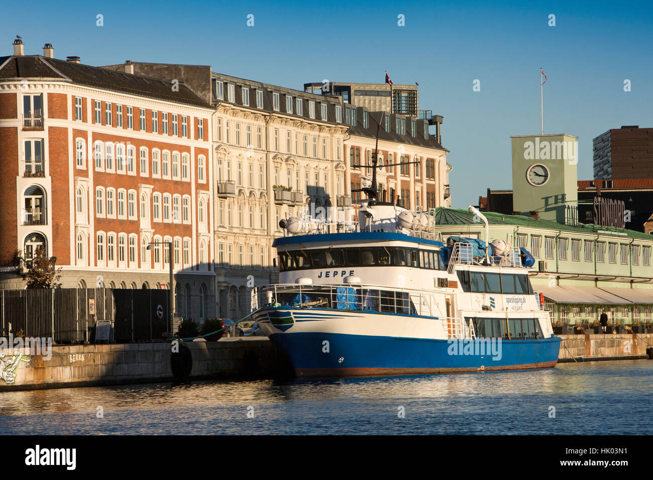 Danemark, copenhague, Port, Mme Jeppe boat amarré à côté de Havnegade Street Banque D'Images