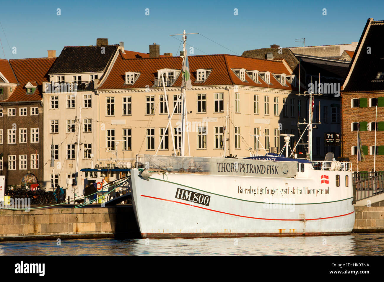 Danemark, copenhague, port de pêche, bateau amarré à côté de Havnegade Street à Nyhavn Banque D'Images