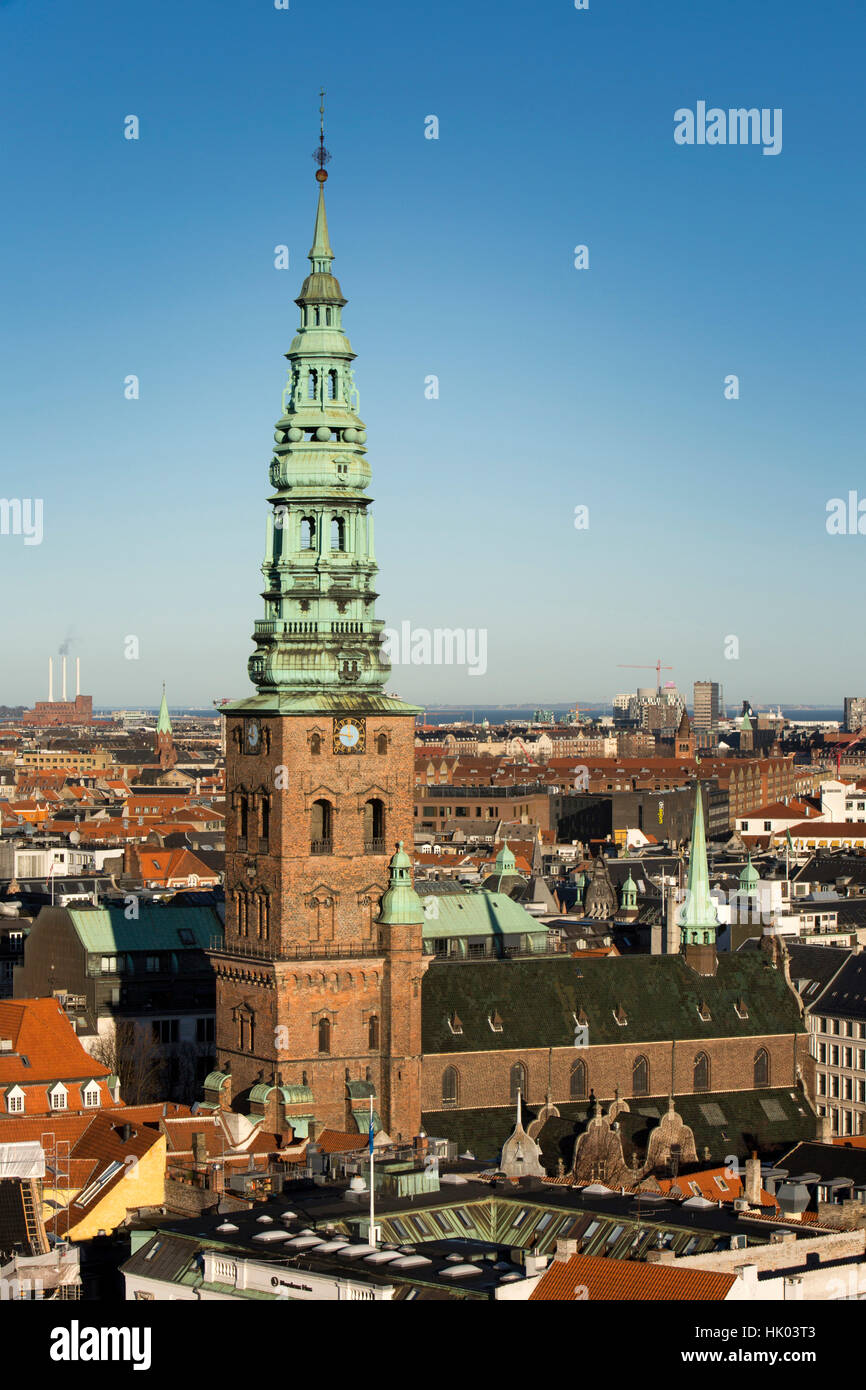 Danemark, copenhague, Spire du vieux Saint Nicolas', l'église St maintenant Nicolaj Le Kunsthal Centre d'Art Contemporain, portrait de Christianborg Palace remorquer Banque D'Images