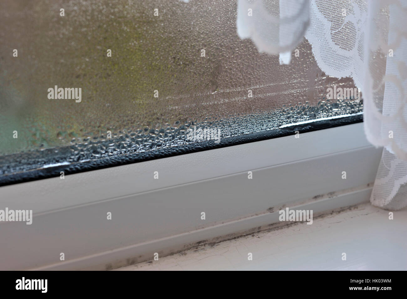 La condensation et l'humidité et les moisissures problème à l'intérieur  d'un double vitrage Photo Stock - Alamy