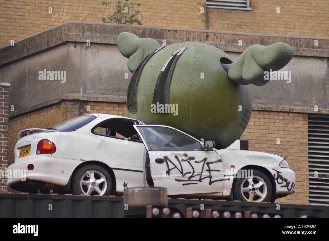 Voiture écrasée par bombe avec ailes en Dray à pied, au large de Brick Lane, London, England, UK Banque D'Images