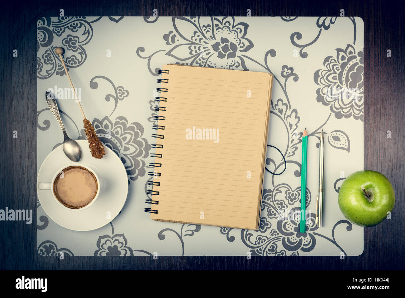 Le bloc-notes, tasse de café, smartphone et digatal capera sur le bureau. la planification du voyage concept Banque D'Images