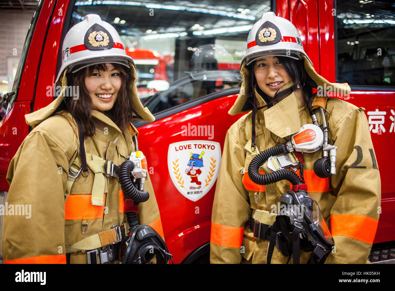 Deux filles vêtues comme les pompiers, Grande Parade du nouvel an au cours de la nouvelle année ou par la parade des Pompiers de Tokyo, Tokyo, Japon Banque D'Images