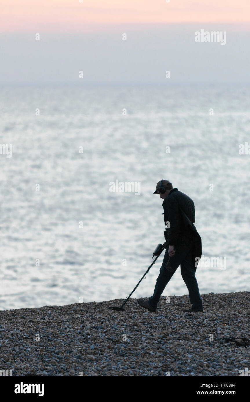 La détection de métal de l'homme, début de soirée, la plage de Brighton, Brighton, Sussex, England, UK Banque D'Images