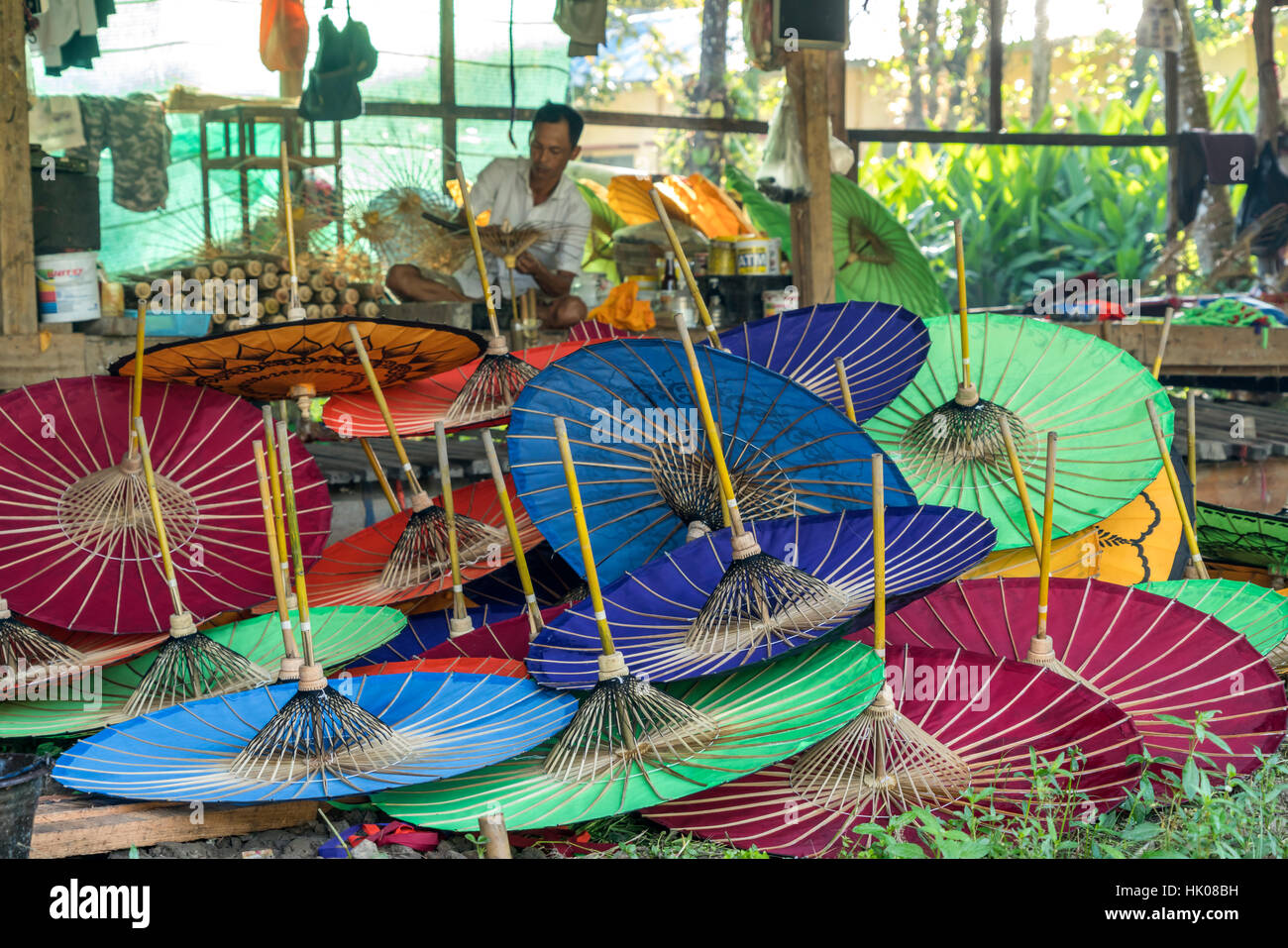Atelier pour le fameux parapluie à la main, des parasols colorés, Pathein Myanmar, en Asie Banque D'Images