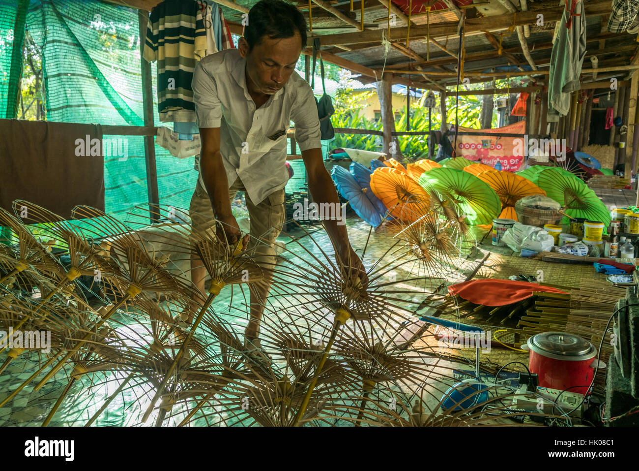 Atelier pour le fameux parapluie à la main, des parasols colorés, pathein myanmar, en Asie Banque D'Images