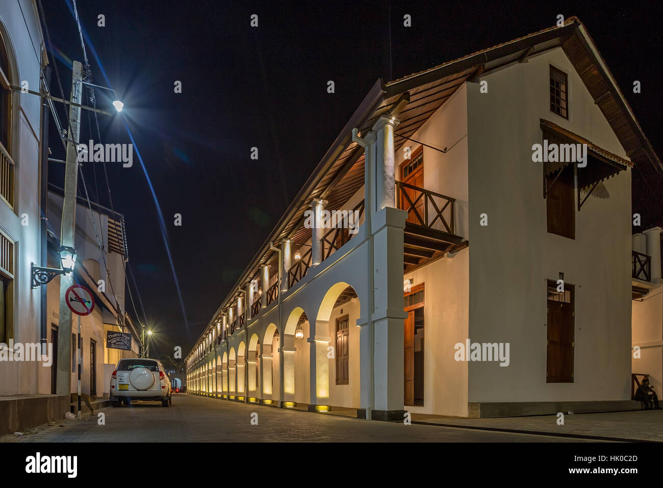 FORT, Galle, SRI LANKA - CIRCA DÉCEMBRE 2016 : vue panoramique de rues à l'ancien fort colonial dans Galle Sri Lanka par nuit Banque D'Images