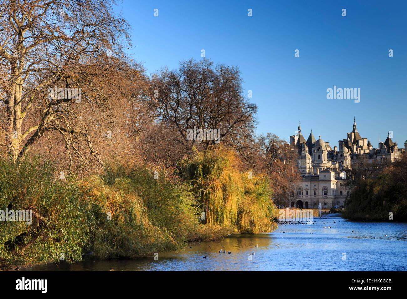 Le parc de St James, avec vue sur le lac à Horse Guards, la fin de l'automne ensoleillé, Whitehall, Londres, Angleterre, Royaume-Uni Banque D'Images