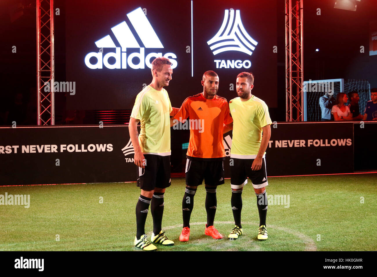 Joueur de foot Jordi Alba, Rafinha et Ivan Rakitic lors d'un événement  promotionnel de l'entreprise 'Adidas' à Barcelone le lundi 26 septembre  2016 Photo Stock - Alamy