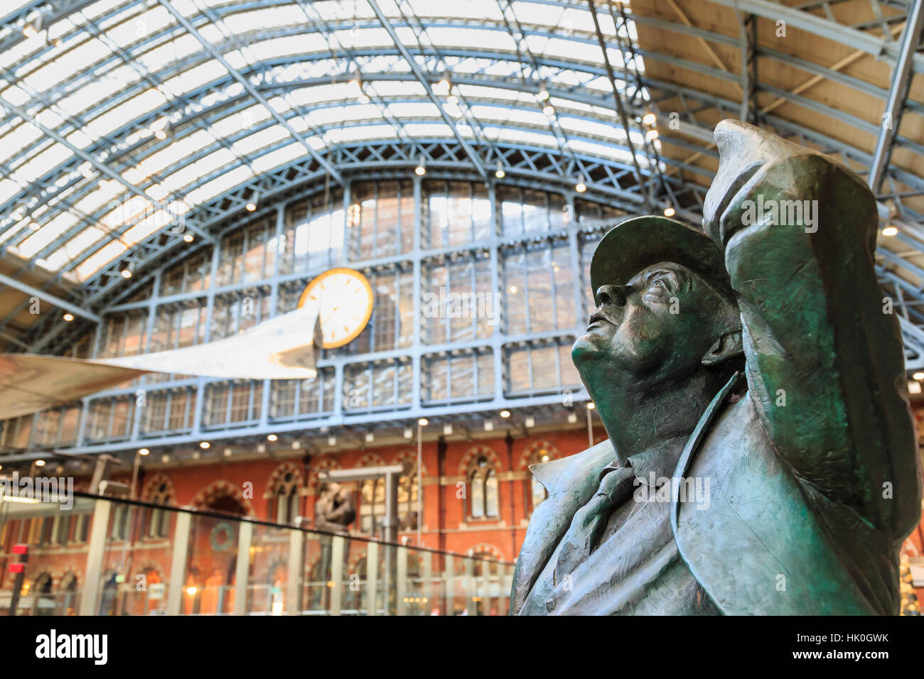 Statue de Sir John Betjeman, St Pancras, gare victorienne gothique historique, Londres, Angleterre, Royaume-Uni,. L'Europe Banque D'Images