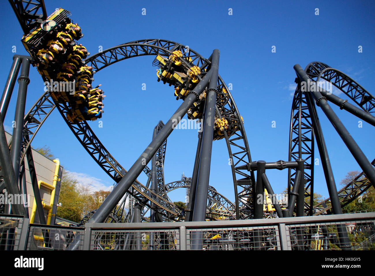 Deux chariots sur Alton Tower's Smiler Rollercoaster Banque D'Images