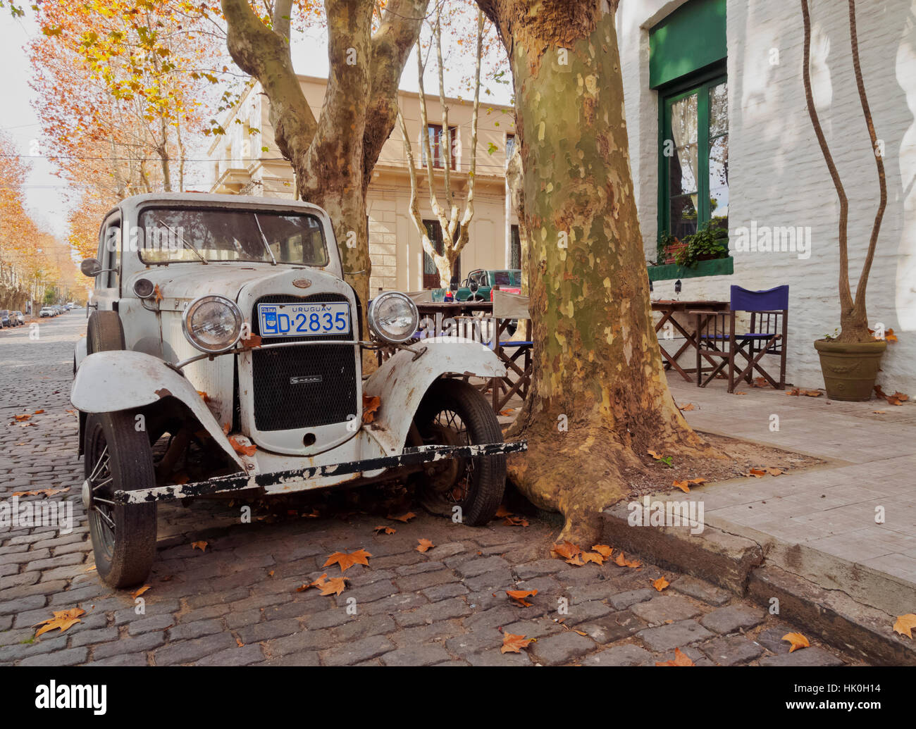 Vintage Car sur une voie pavée du quartier historique, Colonia del Sacramento, Colonia, Uruguay, Ministère de l'Amérique du Sud Banque D'Images