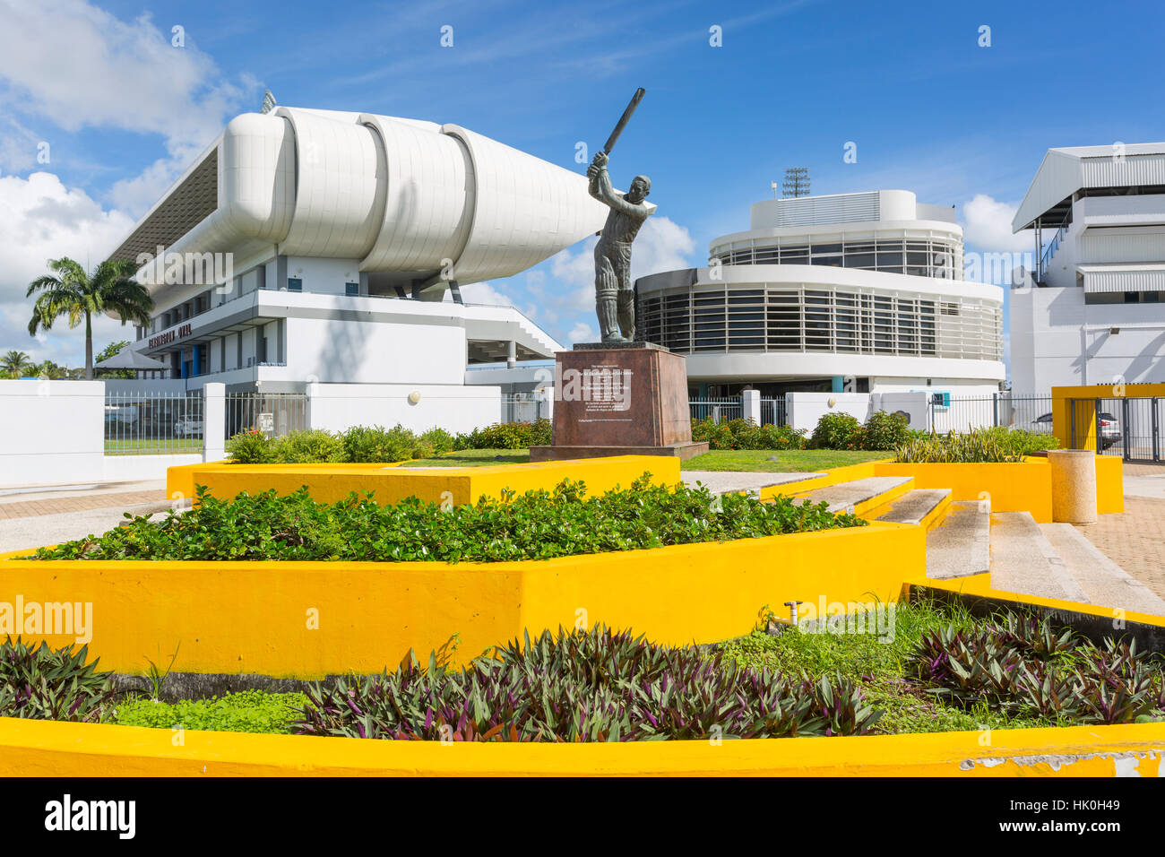 Garfield Sobers statue et le Kensington Oval Cricket Ground, Bridgetown, St Michael, à la Barbade, Antilles, Caraïbes Banque D'Images