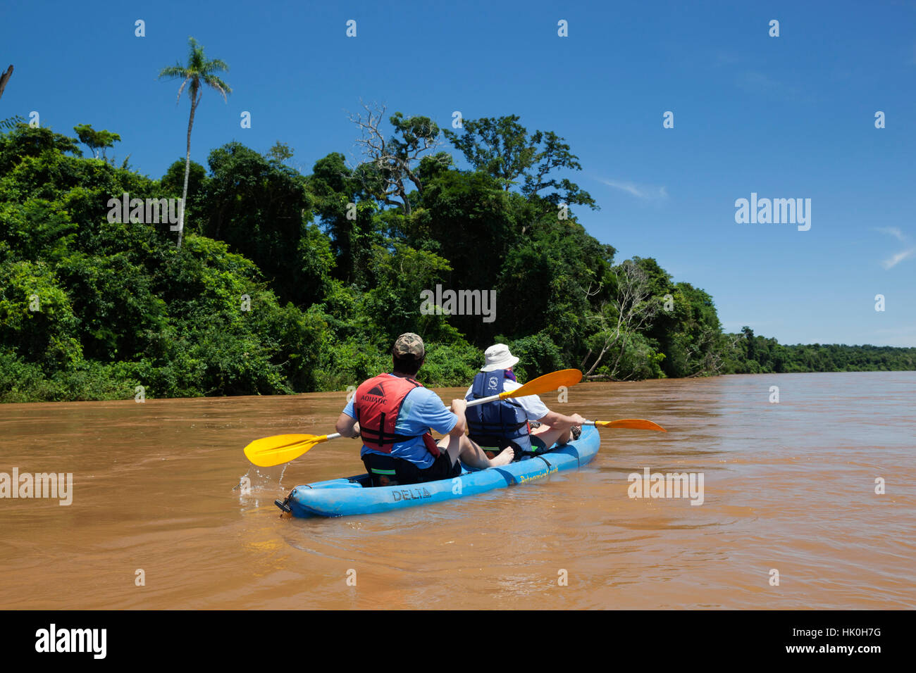 Kayak sur la rivière Iguazu passé sous-tropical rainforest, près de l'Andresito, Parc National de l'Iguazu, province de Misiones, Argentine Banque D'Images