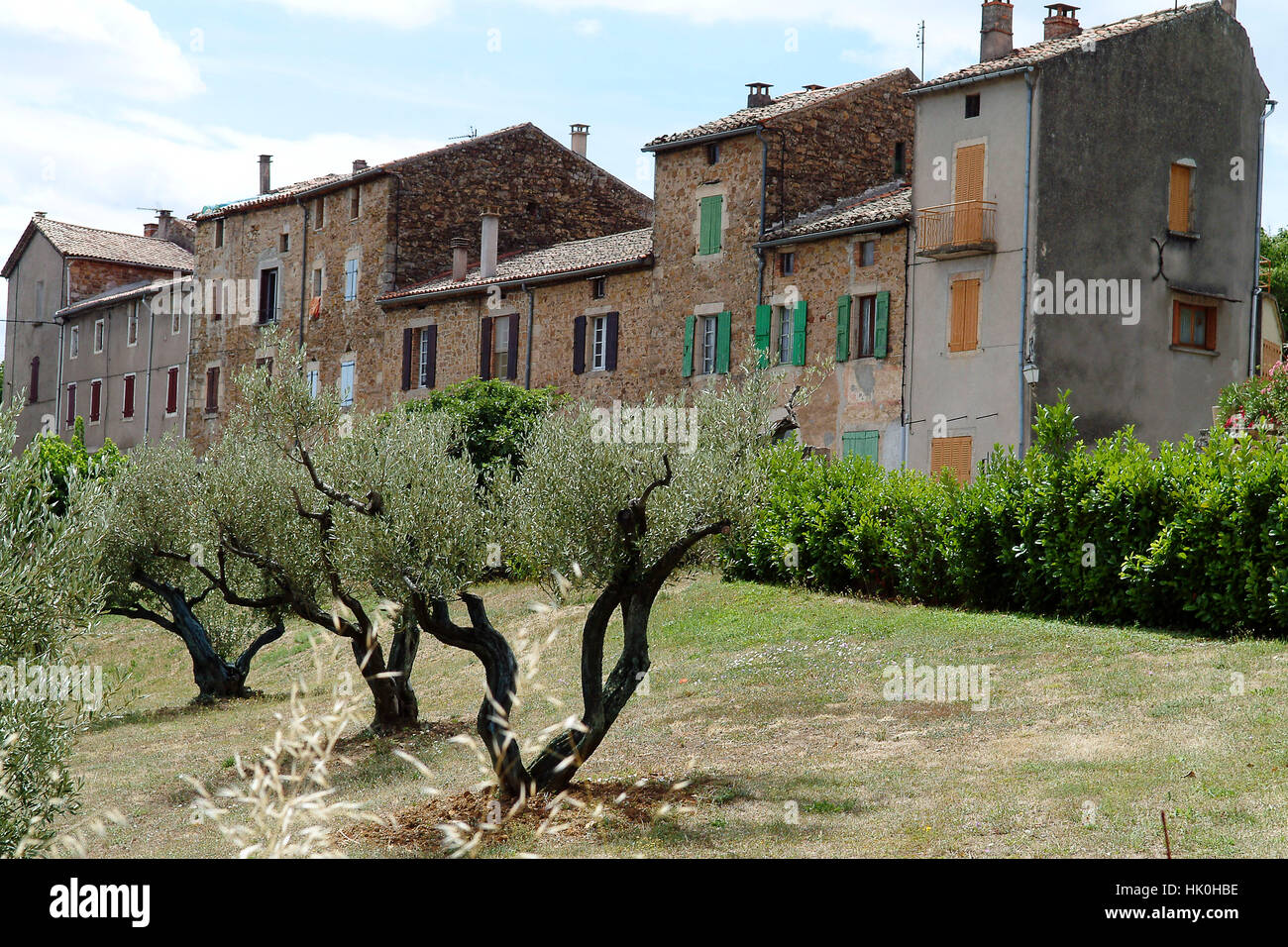 France, Ardèche, Les Vans, le paysage, le village dans la nouvelle partie  de l'Espaïre, maisons, arbres d'olive Photo Stock - Alamy