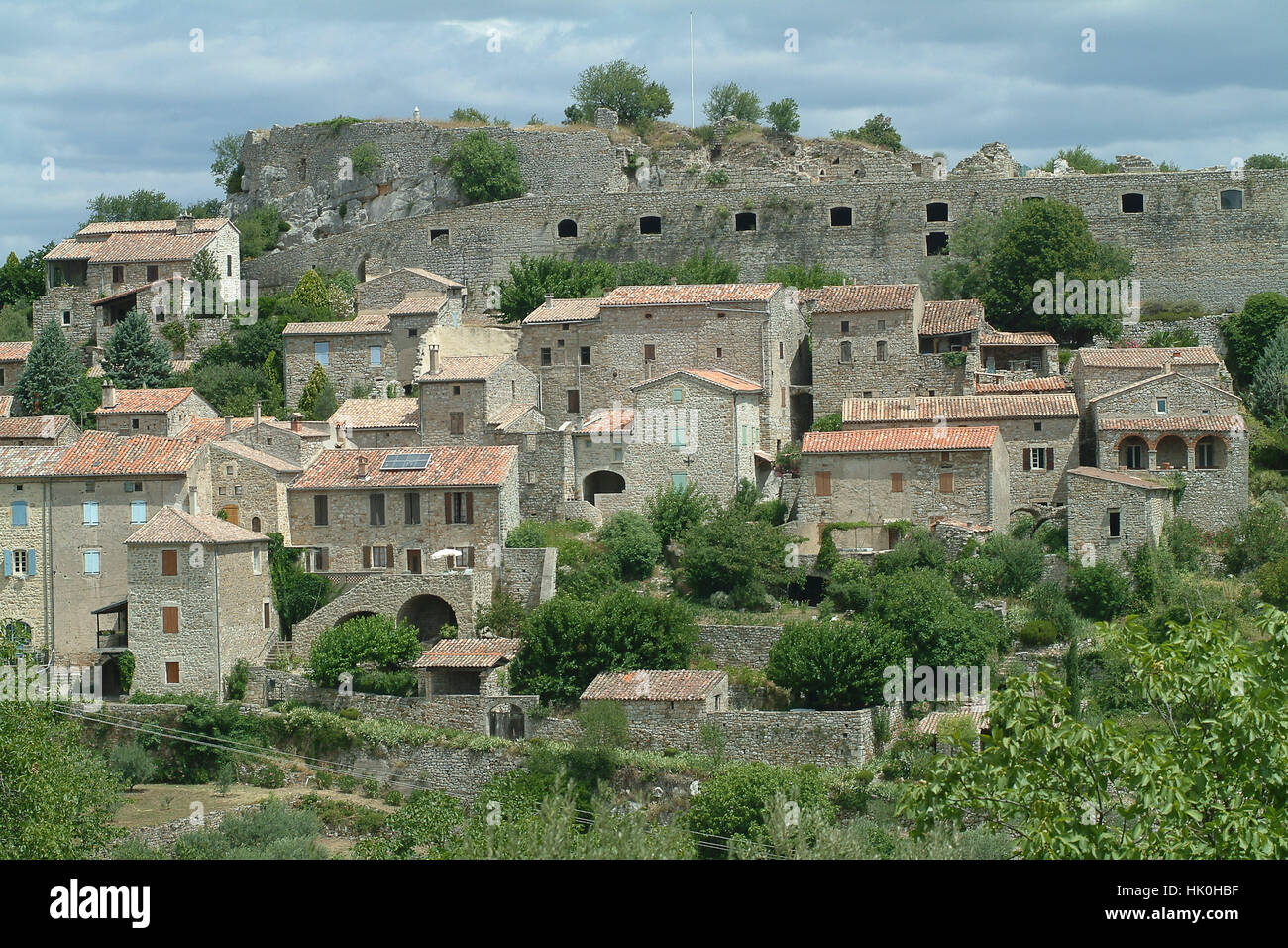 France, Ardèche, Les Vans, Paysage, maisons du village avant que les restes  de l'ancienne citadelle de Banne Photo Stock - Alamy