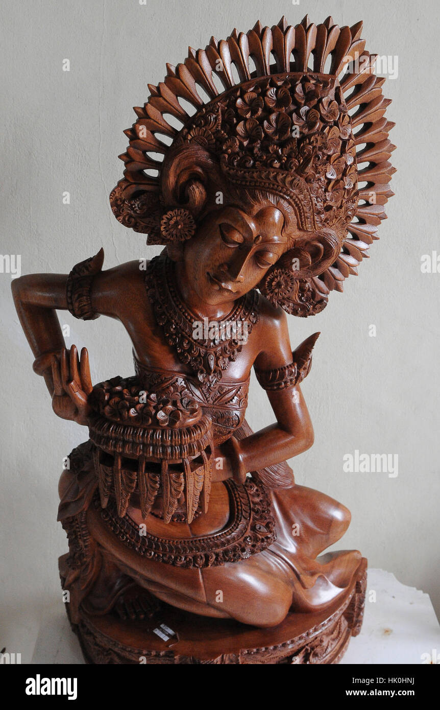 L'INDONÉSIE, Bali, l'artisanat, la sculpture sur bois Photo Stock - Alamy