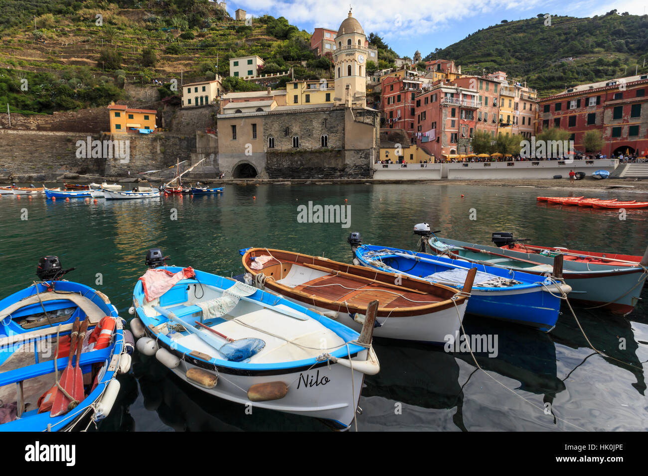 Maisons de village coloré et de bateaux dans port, Vernazza, Cinque Terre, Côte ligure, ligurie, italie Banque D'Images