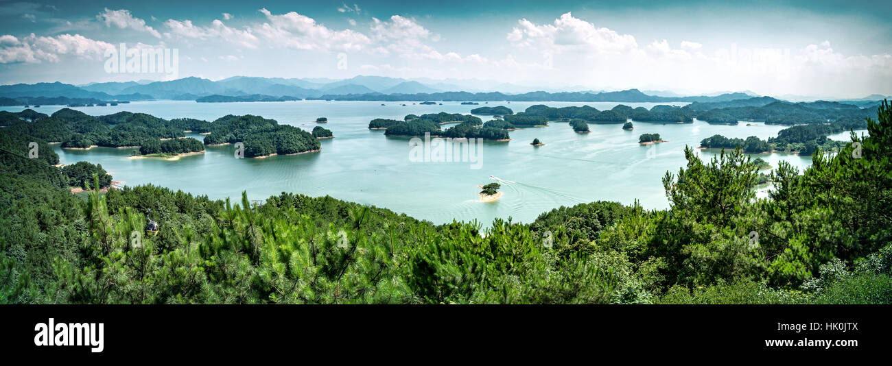 Une vue panoramique sur les îles de Qiandaohu (Thousand Islands) Lake, Chunan, Zhejiang, Chine Banque D'Images