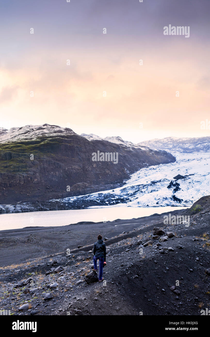 Randonneur en face du glacier de Vatnajokull dans le Parc National de Vatnajökull dans le sud-est de l'Islande, les régions polaires Banque D'Images