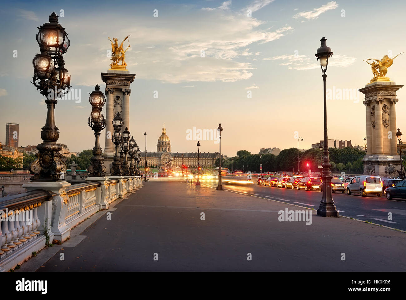 Pont Alexandre III et vue sur les Invalides à Paris, France Banque D'Images
