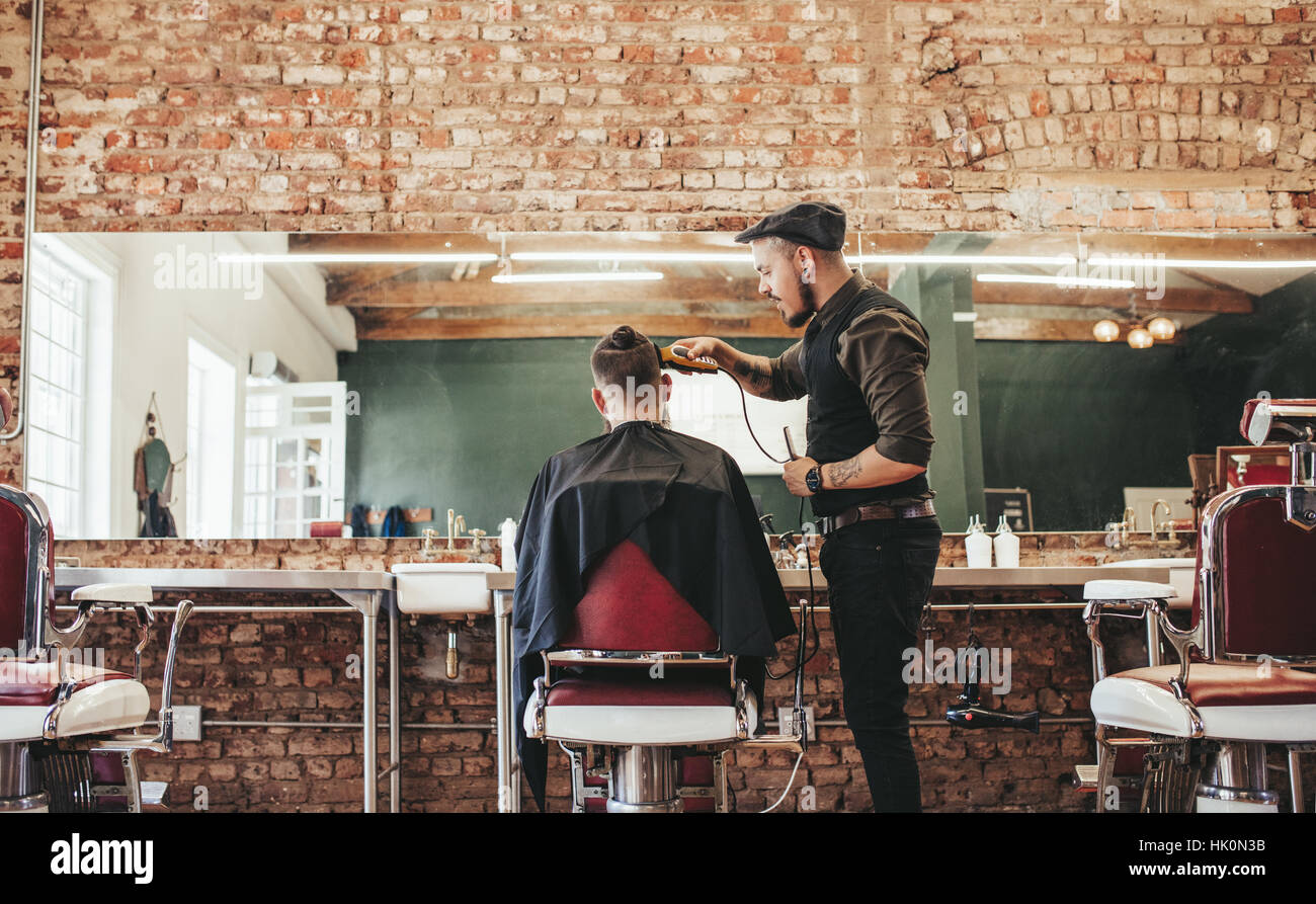Coupe De Cheveux Coiffeur Homme Barbier Au Client Salon De
