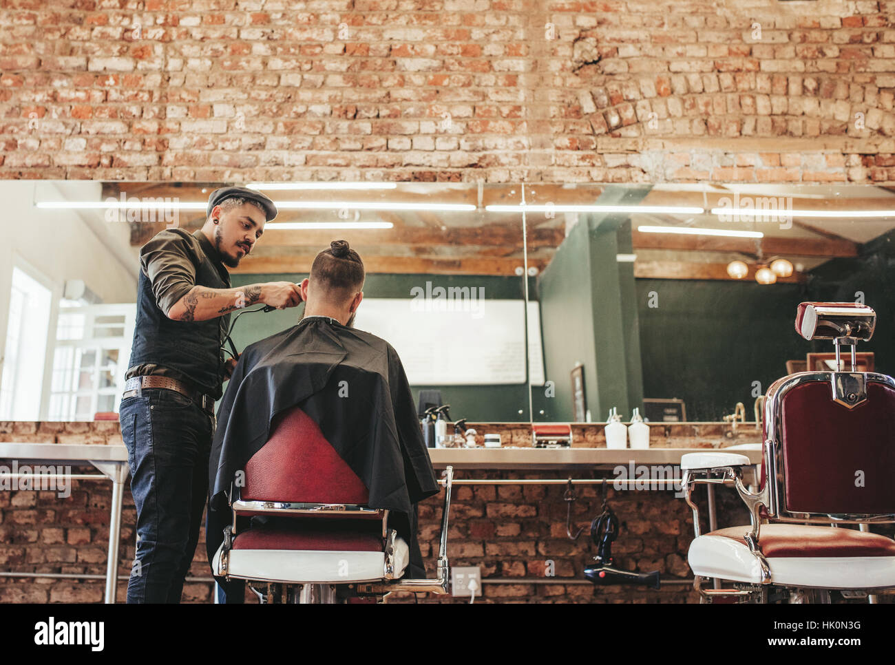 Coiffure élégante Coupe Donnant Au Client à Son Magasin
