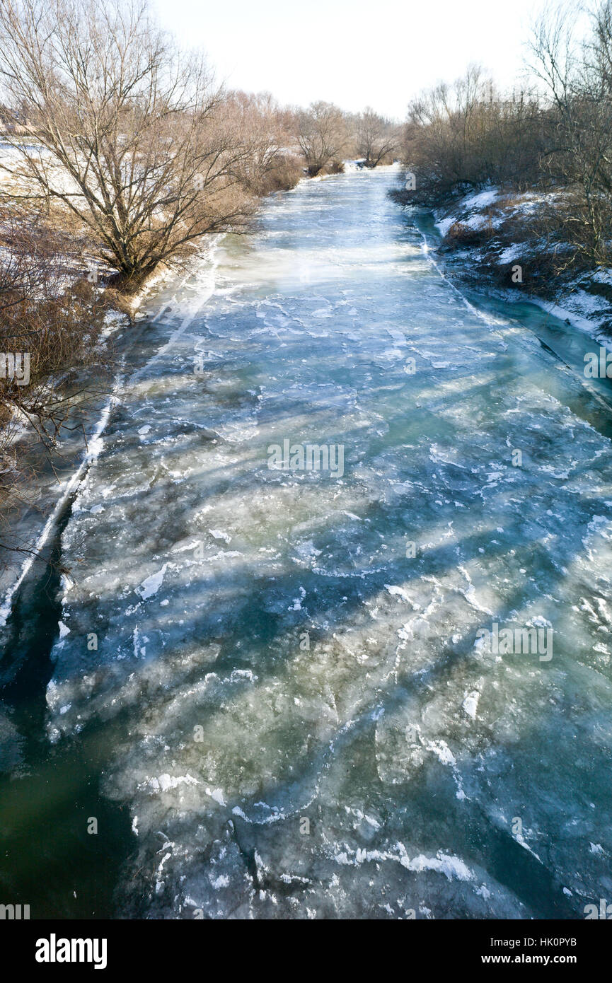 La rivière gelée dans Nitra Nove Zamky Slovaquie avec des températures d'au moins 12 Celsius. Jan 2017 Banque D'Images