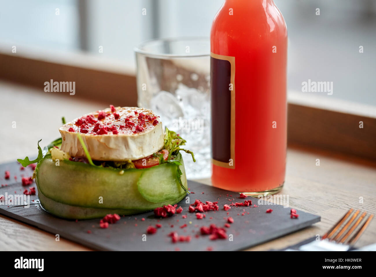 Salade, bouteille de verre et verre sur cafe table Banque D'Images