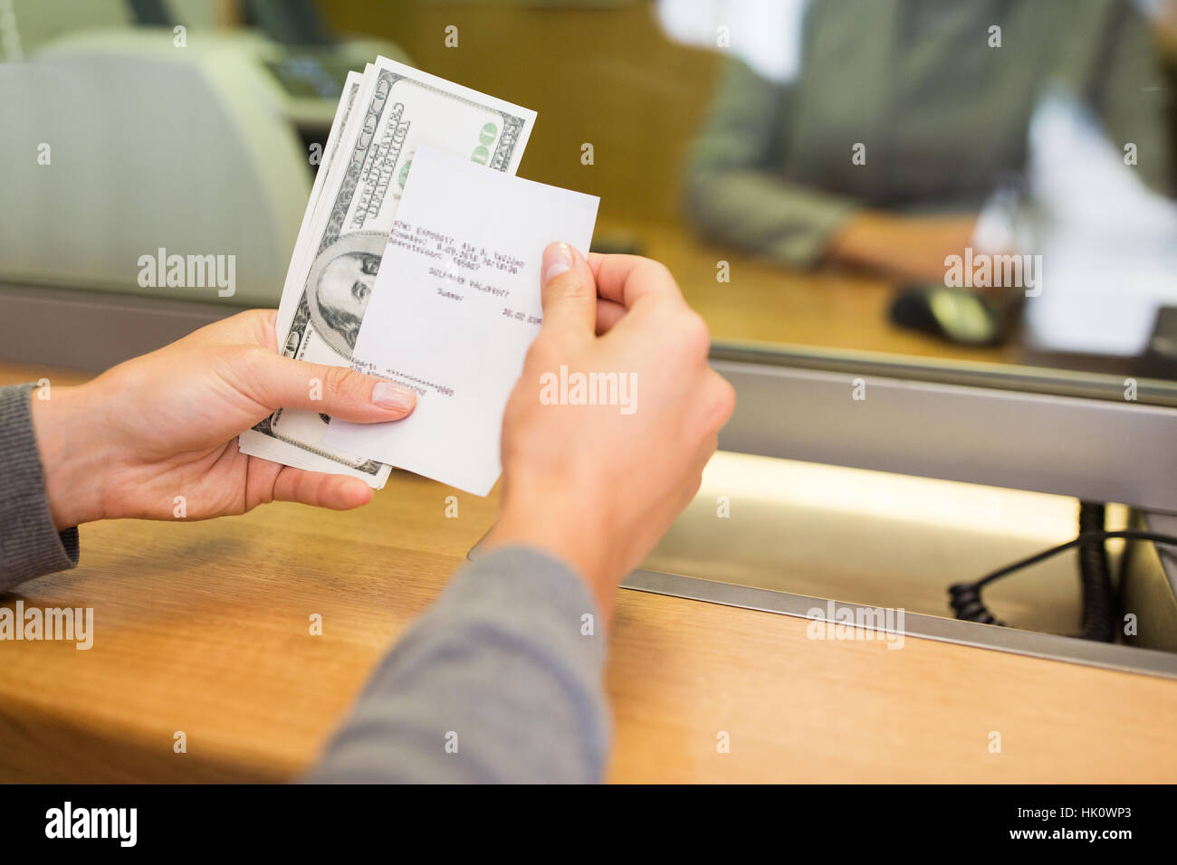 Avec l'argent du client et la réception au guichet bancaire Banque D'Images