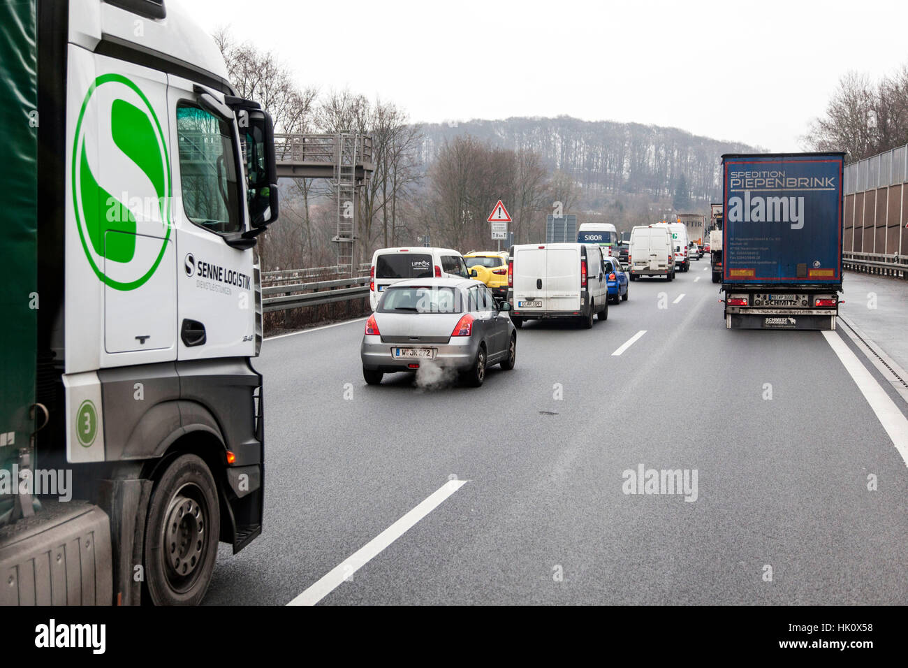 Vue à travers le pare-brise à l'autoroute A46 près de Wuppertal Banque D'Images Vue à travers le pare-brise à l'autoroute A46 près de Wuppertal Banque D'Images